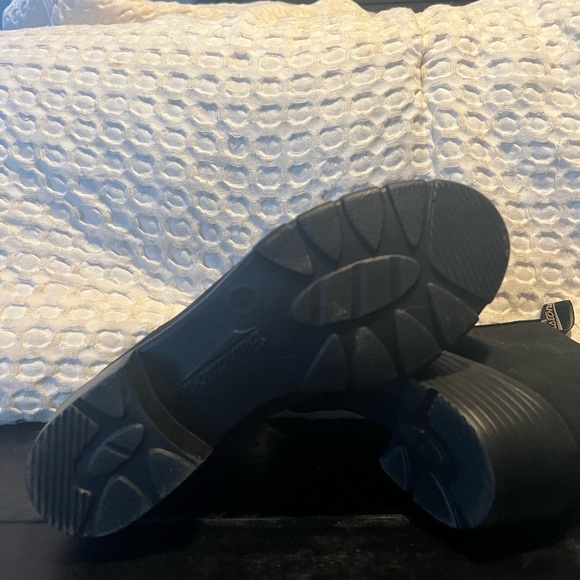 Gorgeous Black Blundstones - Picture 2 of 3